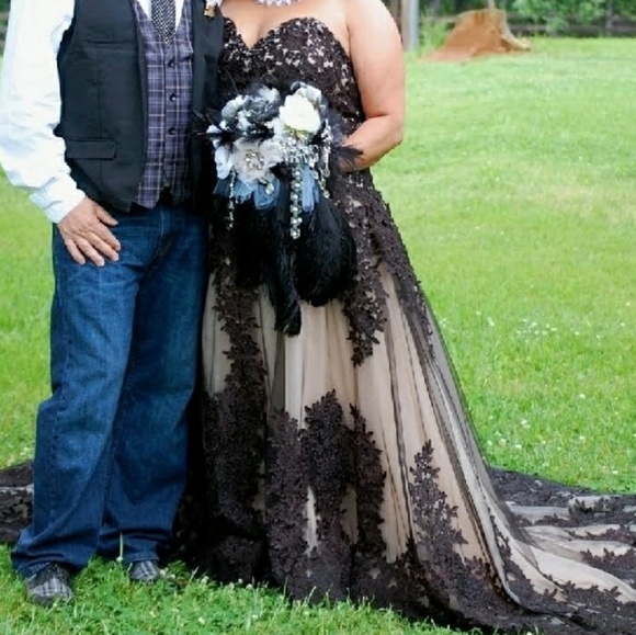 Gorgeous lace and tulle gown - Picture 2 of 5